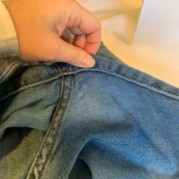 STS Blue Women’s Size 31 / 12 Distressed Blue Grunge Thrashed Cropped Jeans - Picture 6 of 6